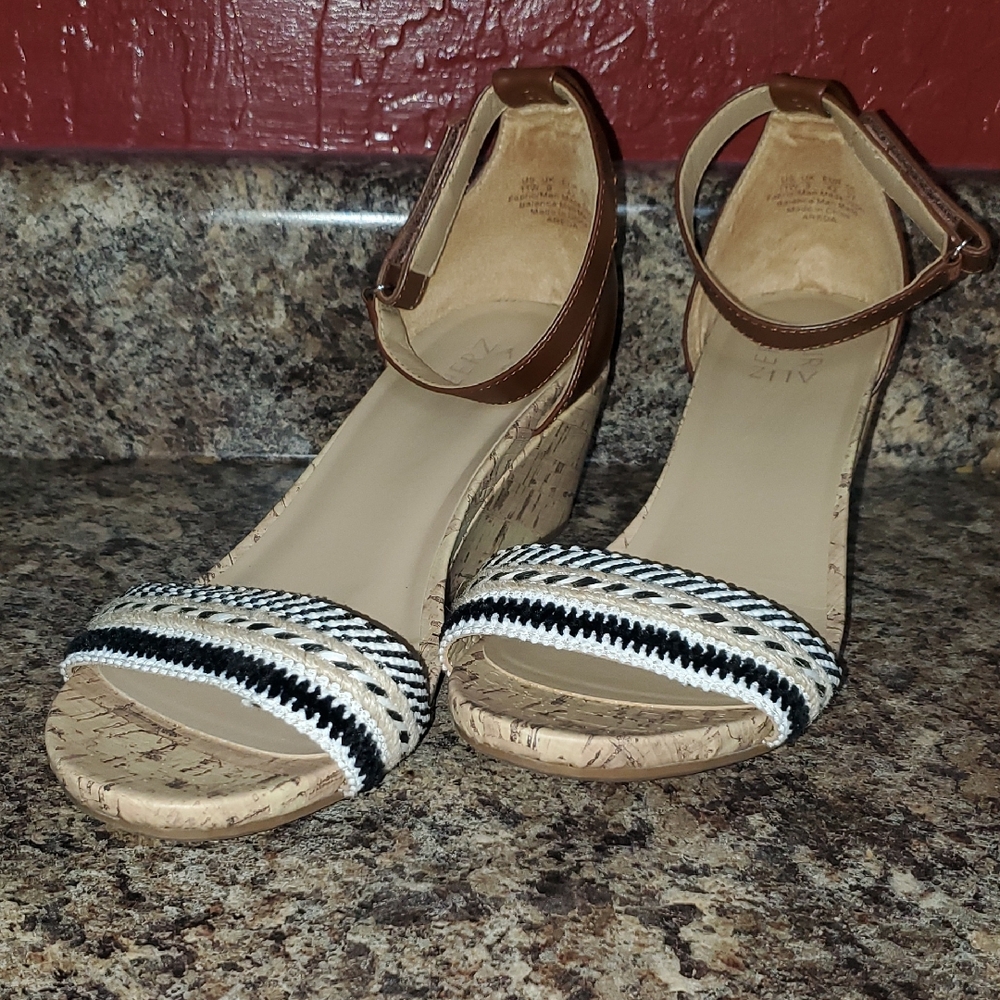 Naturalizer Stylish Leather Embroidered  Wedge Sandals